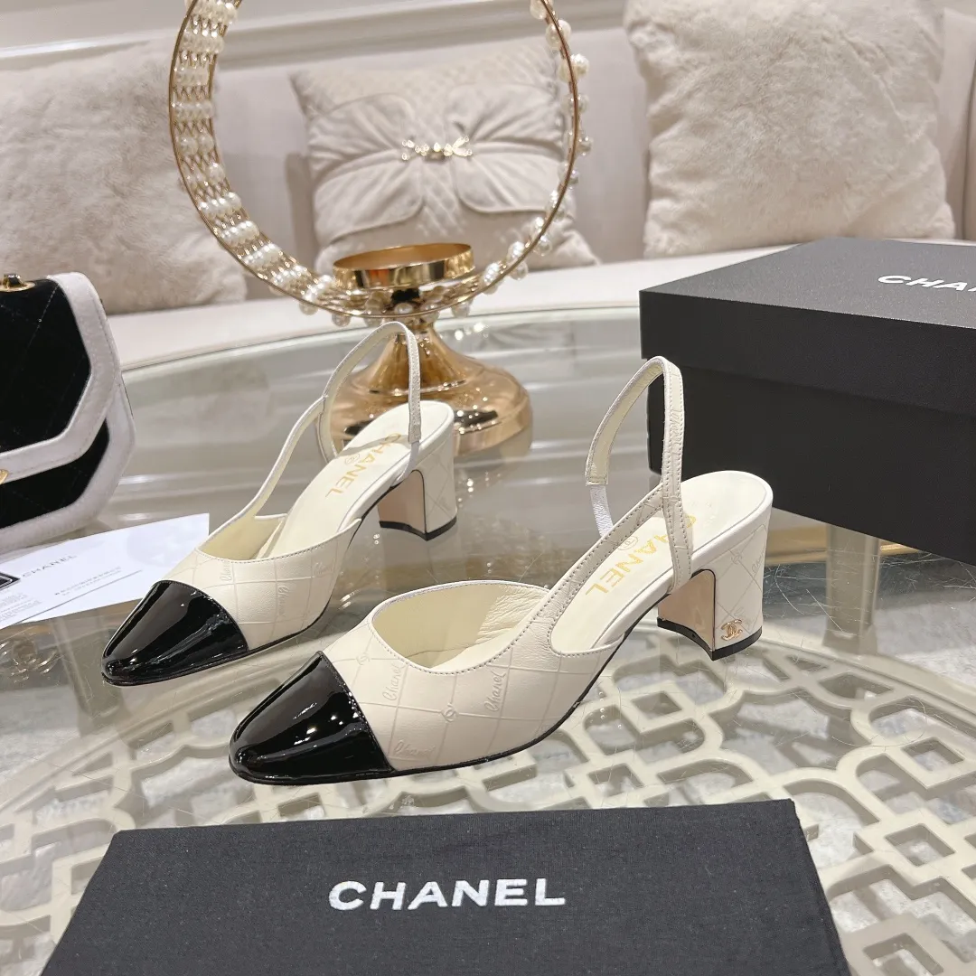 👟👟Ex-factory price 540👟👟 CHANEL Xiangjia 24vs spring and summer new fashion sandals series... Chanel is a very comprehensive noble fashion lifestyle brand. The same models are sold by major fashion bloggers and celebrities in Hong Kong, the United States, and other countries. They are simply beautiful. I fall in love with elegance and the playful sense of the future. I want to own them right away just by looking at them. But you can really think about a pair of exquisite high heels. This series is specially designed for extraordinary and indifferent ladies to create a unique overall effect. CHANEL designs products that inspire women to move forward and highlight their charm... 1️⃣Material: Original customized patent leather + imported sheepskin 2️⃣Inner lining: Original customized imported sheepskin 3️⃣Feet: Original customized imported sheepskin 4️⃣Outsole: Genuine leather sole imported from Italy 5️⃣Heel height: 2.5cm/6.5cm/9cm 6️⃣Number: 34-43 (34.40.41.42.43 customization is not returnable) 7️⃣Packaging: The latest and exquisite full set of packaging at the counter
